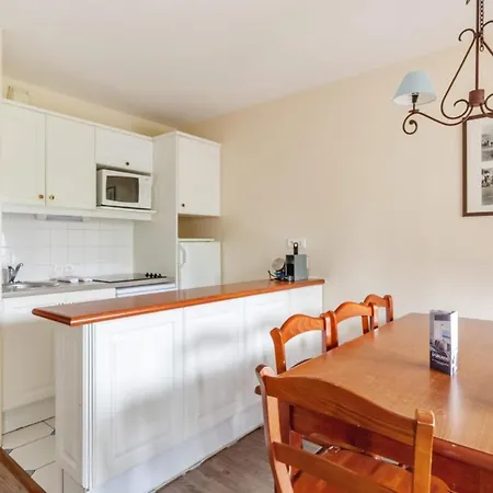 2-br In A With Pool - - Welkeys Apartment
